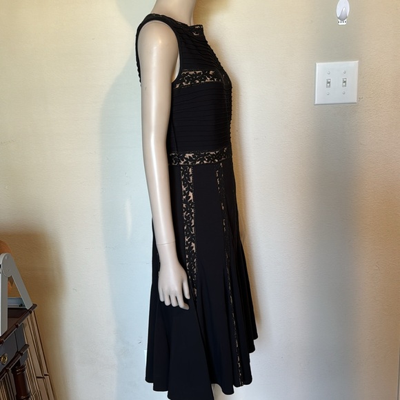 Tadashi Shoji Pintuck and Jersey lace dress in black/nude size small - Picture 10 of 12